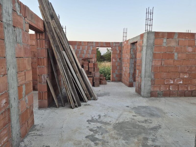 Casa la rosu de vanzare 4 camere 100 mp utili teren 500 mp