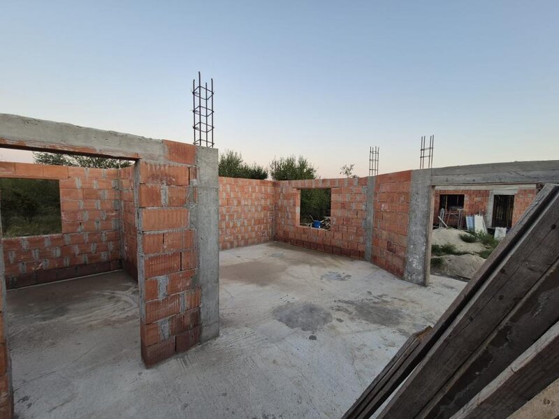 Casa la rosu de vanzare 4 camere 100 mp utili teren 500 mp