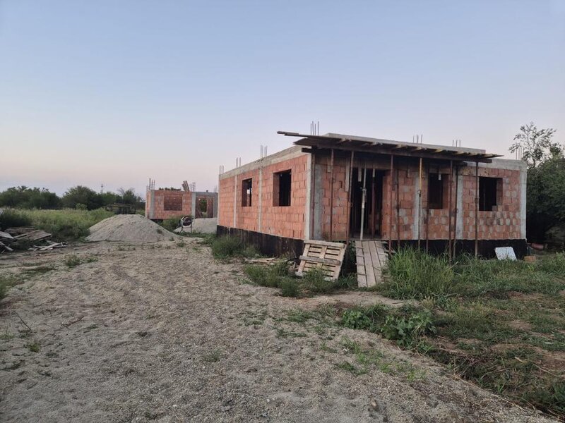 Casa la rosu de vanzare 4 camere 100 mp utili teren 500 mp