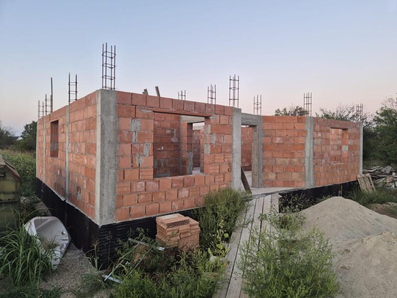 Casa la rosu de vanzare 4 camere 100 mp utili teren 500 mp